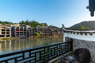 湖畔古建风光