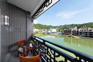 中式阳台赏水乡美景