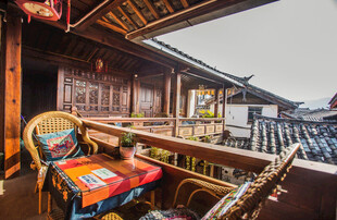 古宅露台的闲适休憩角落