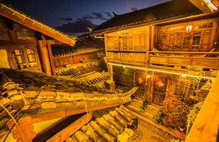 古雅夜景中的木质庭院