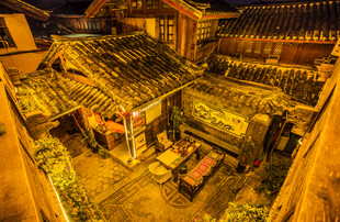 古巷夜景中的传统中式建筑
