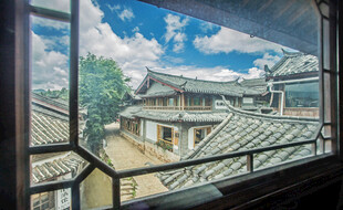 透过古窗赏中式建筑风光