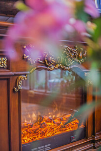 复古雕花壁炉与烂漫繁花