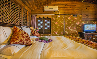 温馨木质卧室舒适床铺