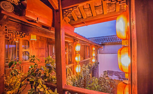 古宅夜景 灯笼映照庭院美