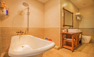 豪华浴室浴缸洗手台场景