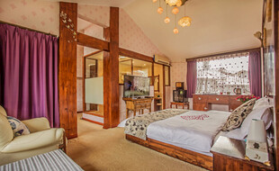 温馨木质风卧室场景