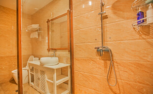 现代简约风格的浴室一角