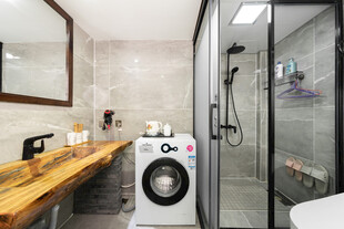 现代简约风浴室洗衣房一体