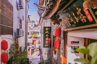 古巷中式建筑红灯笼景致
