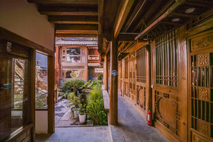 木质走廊庭院景致