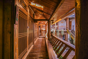 古雅木质长廊内景