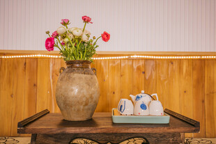 复古花瓶搭配精致茶具