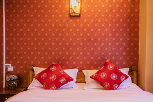 中式温馨卧室床铺一角