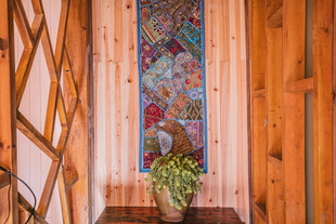 木质走廊的多彩装饰画