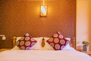 温馨卧室床铺与装饰摆件