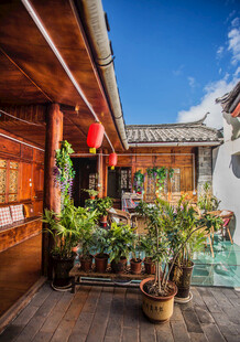 中式庭院绿植环绕的惬意角落