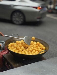 街头售卖的美味炒玉米粒