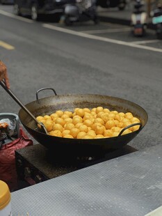 街头现炸金黄小丸子