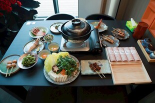 丰盛火锅美食摆满一桌