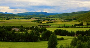 广袤绿野间的壮美山川景色