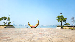 广场上的弧形艺术雕塑