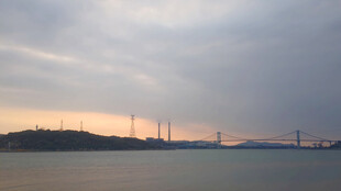 黄昏下的海面与远处风车