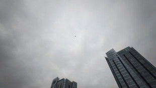 阴天城市高楼景象