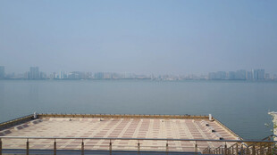 湖畔平台开阔水域景致