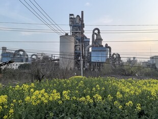 田野边的工业设施