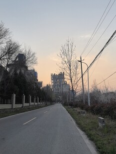 黄昏乡间公路景象