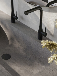 现代洗手台旁的精致装饰