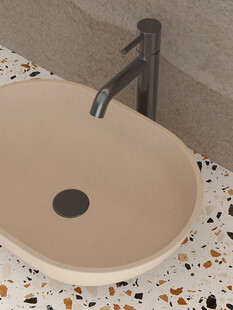 简约洗手盆搭配现代水龙头