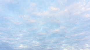 梦幻蓝色天空云朵景色