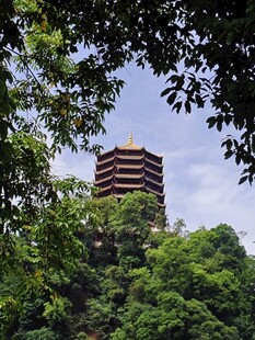 林中宝塔