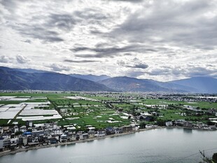 湖畔城镇与远山云雾美景