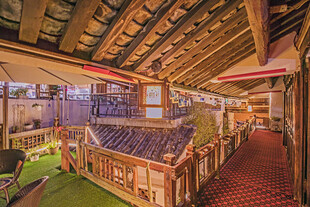 复古剧院内部华丽场景