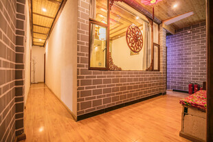 复古砖墙餐厅内部一角