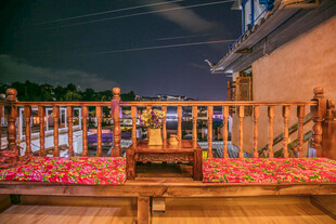 夜晚庭院中的木质温馨景致