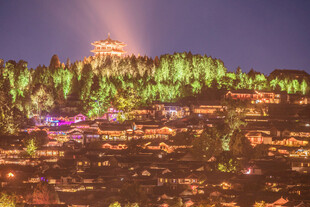 城市夜景中的璀璨灯光景观