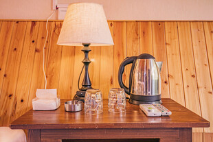 木质桌上的台灯与茶具