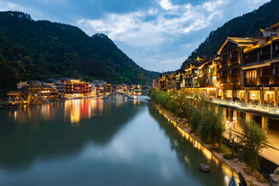 河畔古镇夜景 静谧美好