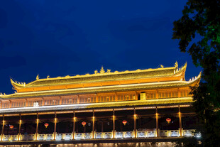 夜幕下的华丽中式古建筑