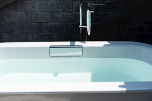 现代简约风格的优雅浴缸