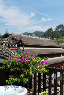 中式屋顶旁的烂漫花卉景观