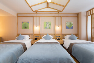 温馨三床客房室内景致