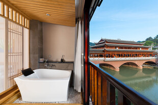 河畔露台浴缸享古韵风光