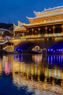 古桥夜景 璀璨灯火映碧水