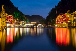 夜色中河畔璀璨灯火景观