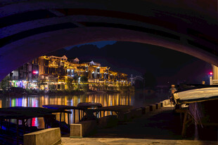 凤凰古城夜景璀璨迷人